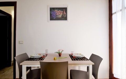 Sinago: Table, Meubles, Propriété, Bâtiment, Cadre, Design Intérieur, Bois, Architecture, Jaune, Sol