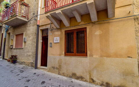 Sinago: Mur, Propriété, Bâtiment, Ville, Quartier, Architecture, Maison, Façade, Fenêtre, Rue
