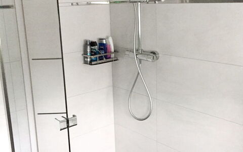 Kleine Möwe: Pièce, Salle De Bains, Douche, Luminaire Plomberie, Panneau De Douche, Architecture, Tuile, Verre, Porte, Sol