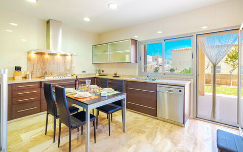 Son Jil: Meubles, Pièce, Propriété, Cuisine, Cabinetry, Design Intérieur, Bâtiment, Comptoir, Sol, Immobilier