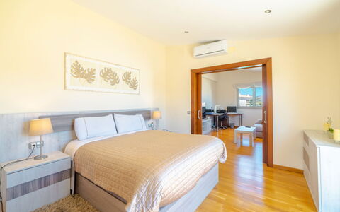 Son Jil: Chambre, Lit, Pièce, Meubles, Propriété, Drap De Lit, Design Intérieur, Bâtiment, Cadre De Lit, Literie