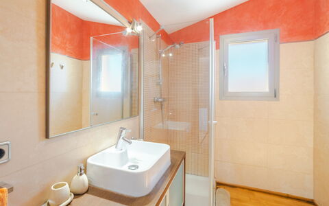 Son Jil: Miroir, Robinet, Luminaire Plomberie, Évier, Propriété, Lavabo, Armoire De Toilette, Salle De Bains, Bois
