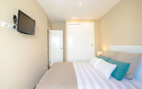 Nautic Sea Views: Pièce, Chambre, Lit, Meubles, Propriété, Drap De Lit, Design Intérieur, Suite, Bâtiment, Matelas