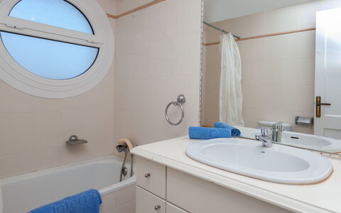 El Niu: Salle De Bains, Propriété, Pièce, Robinet, Design Intérieur, Architecture, Lavabo, Maison, Immobilier, Plafond
