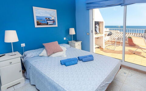 El Niu: Chambre, Pièce, Meubles, Lit, Propriété, Drap De Lit, Bleu, Bleu Azur, Suite, Literie