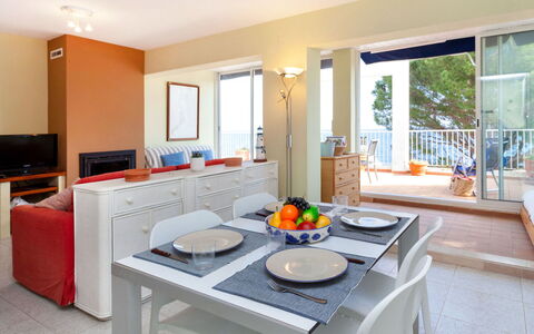 El Niu: Propriété, Pièce, Meubles, Design Intérieur, Bâtiment, Maison, Table, Table Basse, Salon, Immobilier