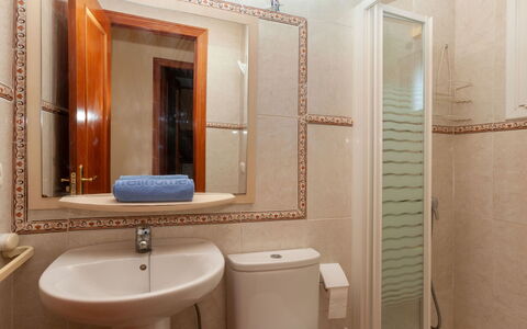 Villa Formentera: Salle De Bains, Propriété, Pièce, Armoire De Toilette, Accessoire Salle De Bain, Design Intérieur, Luminaire Plomberie, Mur, Tuile, Toilette