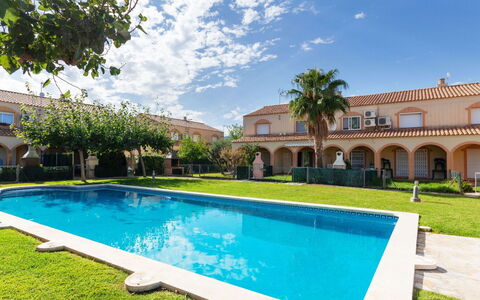 Villa Formentera: Piscine, Propriété, Immobilier, Bâtiment, Ciel, Maison, Biens, Recours, Hacienda, Herbe
