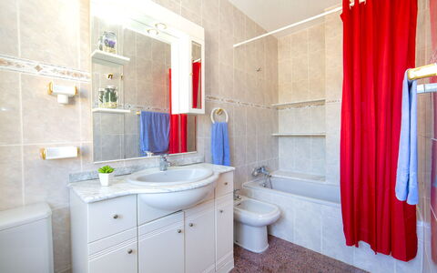 Gao: Salle De Bains, Pièce, Propriété, Rouge, Design Intérieur, Rideau, Tuile, Immobilier, Mur, Bâtiment