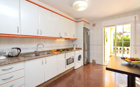 Gao: Pièce, Propriété, Meubles, Cuisine, Jaune, Comptoir, Bâtiment, Immobilier, Cabinetry, Design Intérieur