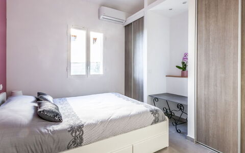 Mont des Oiseaux: Chambre, Lit, Meubles, Pièce, Propriété, Design Intérieur, Matelas, Drap De Lit, Cadre De Lit, Sol
