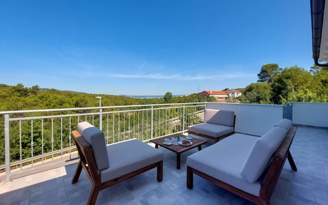 Dalmacia: Ciel, Propriété, Bâtiment, Clôture, Bois, Design Intérieur, Mobilier De Jardin, Ombre, Maison, Arbre