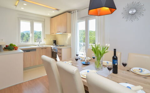 Dalmacia: Pièce, Propriété, Design Intérieur, Meubles, Salle À Manger, Bâtiment, Jaune, Table, Maison, Domicile