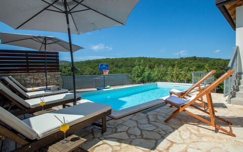 Dalmacia: Ciel, L'Eau, Piscine, Bleu Azur, Balancelle, Ombre, Chaise, Mobilier De Jardin, Éclairage, Bâtiment