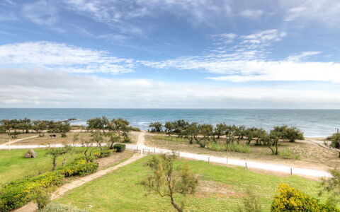 Cap D'Agde 960: Nuage, Ciel, Plante, Ressources En Eau, Propriété, L'Eau, Communauté Des Plantes, Paysage Naturel, Environnement Naturel, Arbre