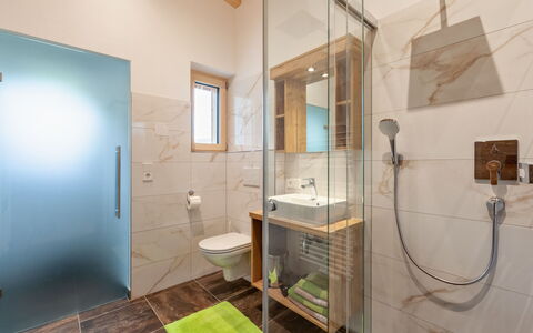 Chalet Spatn: Salle De Bains, Pièce, Propriété, Design Intérieur, Bâtiment, Maison, Sol, Immobilier, Tuile, Architecture
