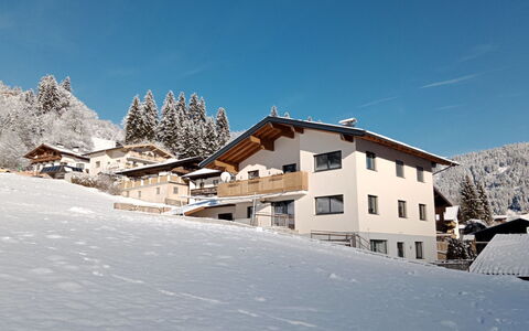 Sonnseit Living: Ciel, Bâtiment, Neige, Montagne, Nuage, Bleu Azur, Maison, Fenêtre, Pente, Arbre