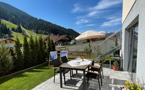 Sonnseit Living: Ciel, Plante, Nuage, Bâtiment, Meubles, Table, Pot De Fleur, Chaise, Mobilier De Jardin, Ombre