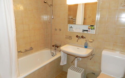 Hübeli (Chapman): Robinet, Luminaire Plomberie, Propriété, Évier, Baignoire, Lavabo, Miroir, Salle De Bains, Violet
