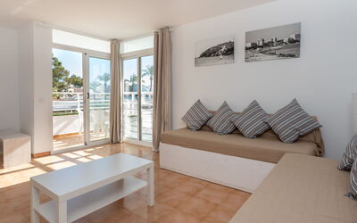 Logement:&nbsp;Neighbours Beach 100.2