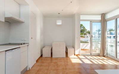 Logement:&nbsp;Neighbours Beach 100.8