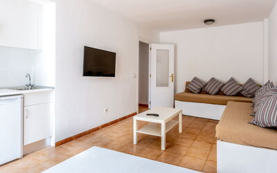Logement:&nbsp;Neighbours Beach 100.5