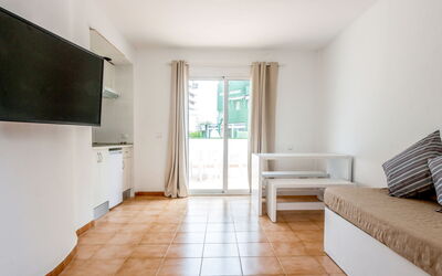 Logement:&nbsp;Neighbours Beach 100.6