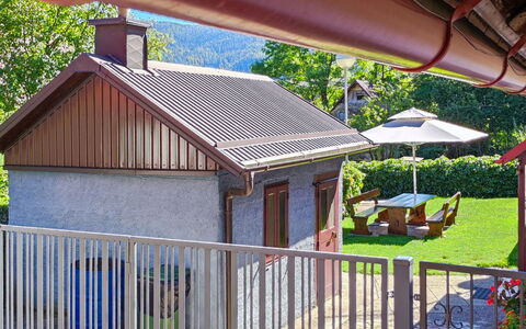 Maja: Domicile, Maison, Toit, Chalet, Jardin, Siding, Biens, Cour, Arrière-Cour, Ombre
