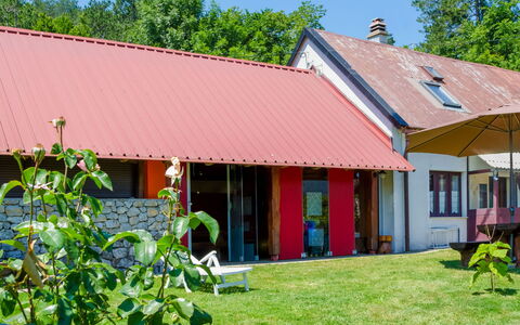 Maja: Plante, Fenêtre, Ciel, Bâtiment, Arbre, Ombre, Lot Terre, Chalet, Porte, Maison