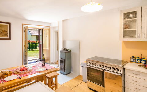 Maja: Cadre, Cabinetry, Comptoir, Bois, Appareil De Cuisine, Table, Éclairage, Tiroir, Cuisinière, Cuisine