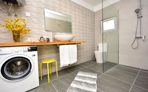 Ivan: Pièce, Propriété, Tuile, Salle De Bains, Jaune, Sol, Design Intérieur, Évier, Meubles, Buanderie