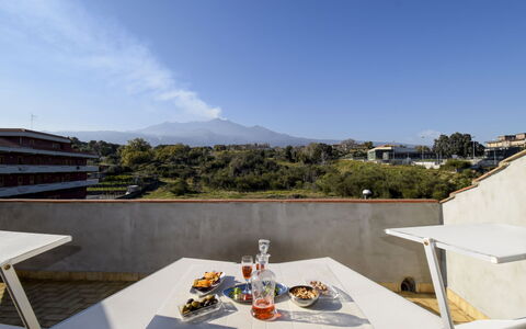 New Etna View: Aliments, Ciel, Table, Nuage, Propriété, Vaisselle, Mobilier De Jardin, Arbre, Chaise, Bâtiment
