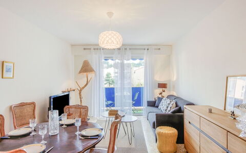 L'Amiral: Meubles, Table, Cabinetry, Propriété, Cadre, Chaise, Bleu Azur, Design Intérieur, Bois, Sol