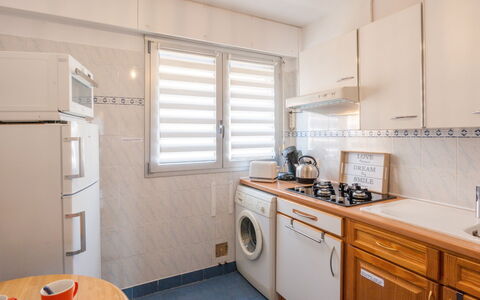 L'Amiral: Cabinetry, Meubles, Propriété, Bâtiment, Comptoir, Évier, Appareil De Cuisine, Evier, Cuisine, Bois