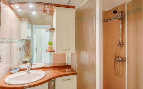 L'Amiral: Luminaire Plomberie, Robinet, Évier, Propriété, Miroir, Tete De Douche, Bâtiment, Lavabo, Salle De Bains, Bois