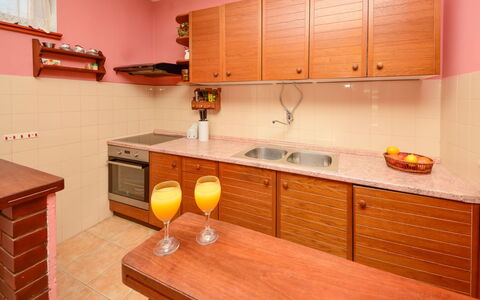 Lolita: Pièce, Cuisine, Meubles, Propriété, Comptoir, Cabinetry, Orange, Bâtiment, Jaune, Design Intérieur