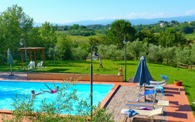 Fucecchio 962: L'Eau, Plante, Ciel, Propriété, Arbre, Vert, Bleu Azur, Ombre, Nuage, Piscine