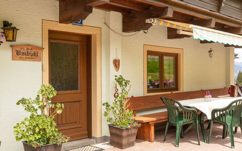 Umbichl: Plante, Bâtiment, Propriété, Pot De Fleur, Table, Plante D'Appartement, Fenêtre, Bois, Architecture, Porte