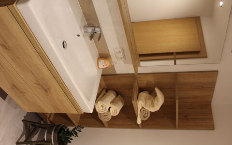 Umbichl: Propriété, Luminaire Plomberie, Bois, Évier, Lavabo, Salle De Bains, Éclairage, Design Intérieur, Sol, Robinet