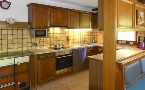 Umbichl: Comptoir, Cabinetry, Evier, Évier, Propriété, Meubles, Robinet, Luminaire Plomberie, Cuisine, Bâtiment
