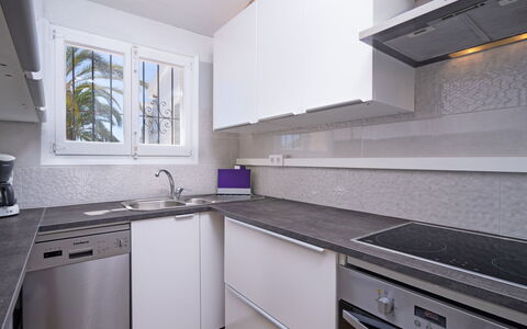 La Camarrocha: Comptoir, Propriété, Pièce, Cuisine, Cabinetry, Meubles, Bâtiment, Maison, Design Intérieur, Sol