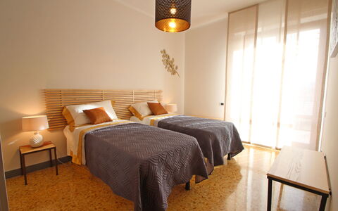 Marina Apartment: Chambre, Lit, Meubles, Pièce, Propriété, Cadre De Lit, Drap De Lit, Design Intérieur, Mur, Sol