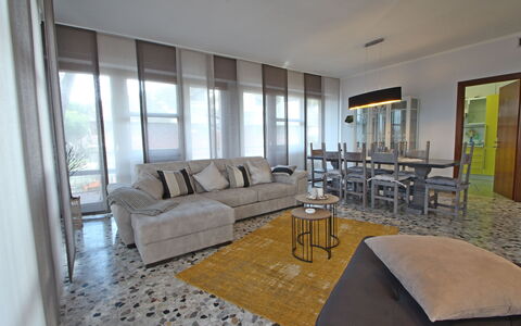 Marina Apartment: Pièce, Propriété, Meubles, Design Intérieur, Bâtiment, Salon, Maison, Immobilier, Sol, Table