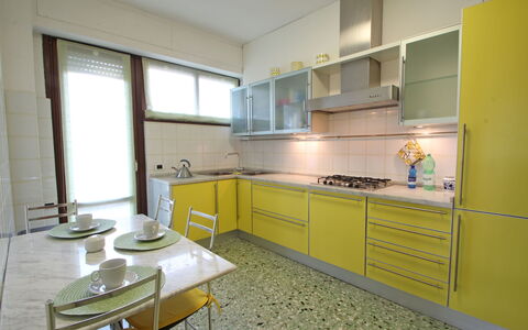 Marina Apartment: Propriété, Pièce, Meubles, Jaune, Cuisine, Bâtiment, Cabinetry, Design Intérieur, Maison, Comptoir