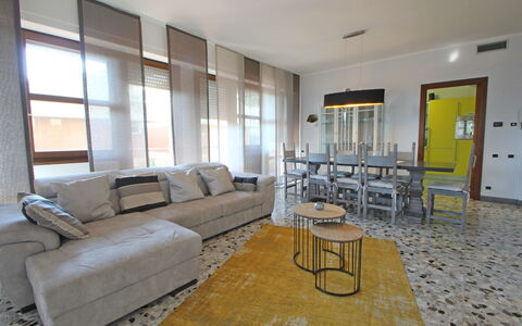 Marina Apartment: Pièce, Propriété, Meubles, Bâtiment, Design Intérieur, Salon, Jaune, Immobilier, Maison, Sol