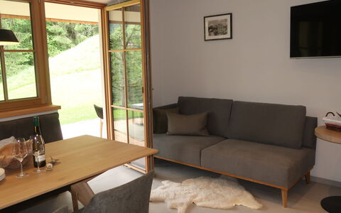 Auffach 651: Pièce, Meubles, Propriété, Salon, Bâtiment, Design Intérieur, Table, Maison, Sol, Immobilier