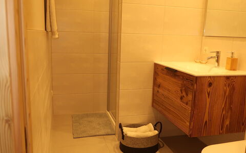 Auffach 651: Salle De Bains, Pièce, Propriété, Sol, Luminaire Plomberie, Tuile, Mur, Toilette, Accessoire Salle De Bain, Meubles