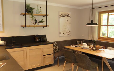 Auffach 651: Meubles, Pièce, Comptoir, Cuisine, Propriété, Design Intérieur, Cabinetry, Bâtiment, Sol, Table