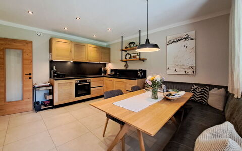 Auffach 651: Meubles, Design Intérieur, Sol, Bois, Cuisine, Plafond, Luminaire, Chaise, Sol, Table