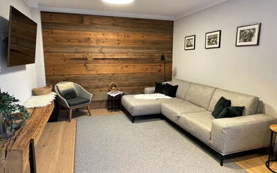 Panorama Chalet Tirol 651.2: Propriété, Plante, Bois, Design Intérieur, Confort, Canapé, Salon, Architecture, Sol, Sol